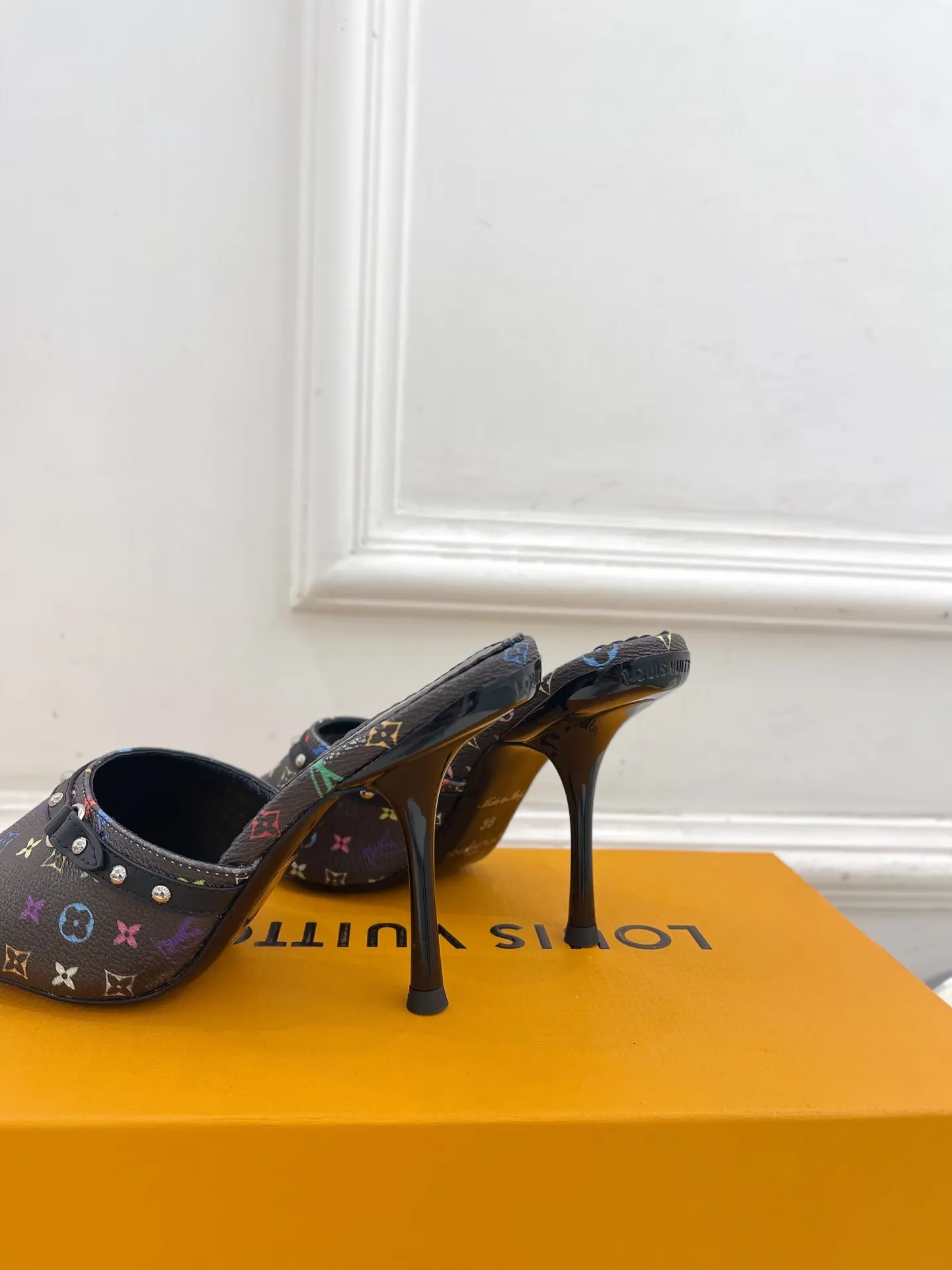 👟👟Ex-factory price 580👟👟 LV | Louis Vuitton 25𝐬𝐬 🧡💚2025 early spring new top version‼ ️The original version is the same. The counter features the latest LV Full of high-end feel! A popular model among bloggers at home and abroad, it’s retro and fashionable and looks amazing on your feet! Mainly recommended models on the official website★ ━━━━━ ЅᏇєєt ━━━━━ ▪️Upper: high-custom rainbow-colored presbyopia leather ▪️Lining: imported sheepskin ▪️Outsole: original Italian leather outsole ▪️Heel height: 5.5cm / 9.5cm ▪️Shoe size: 35-39 (34, 40, 41, 42 customized)